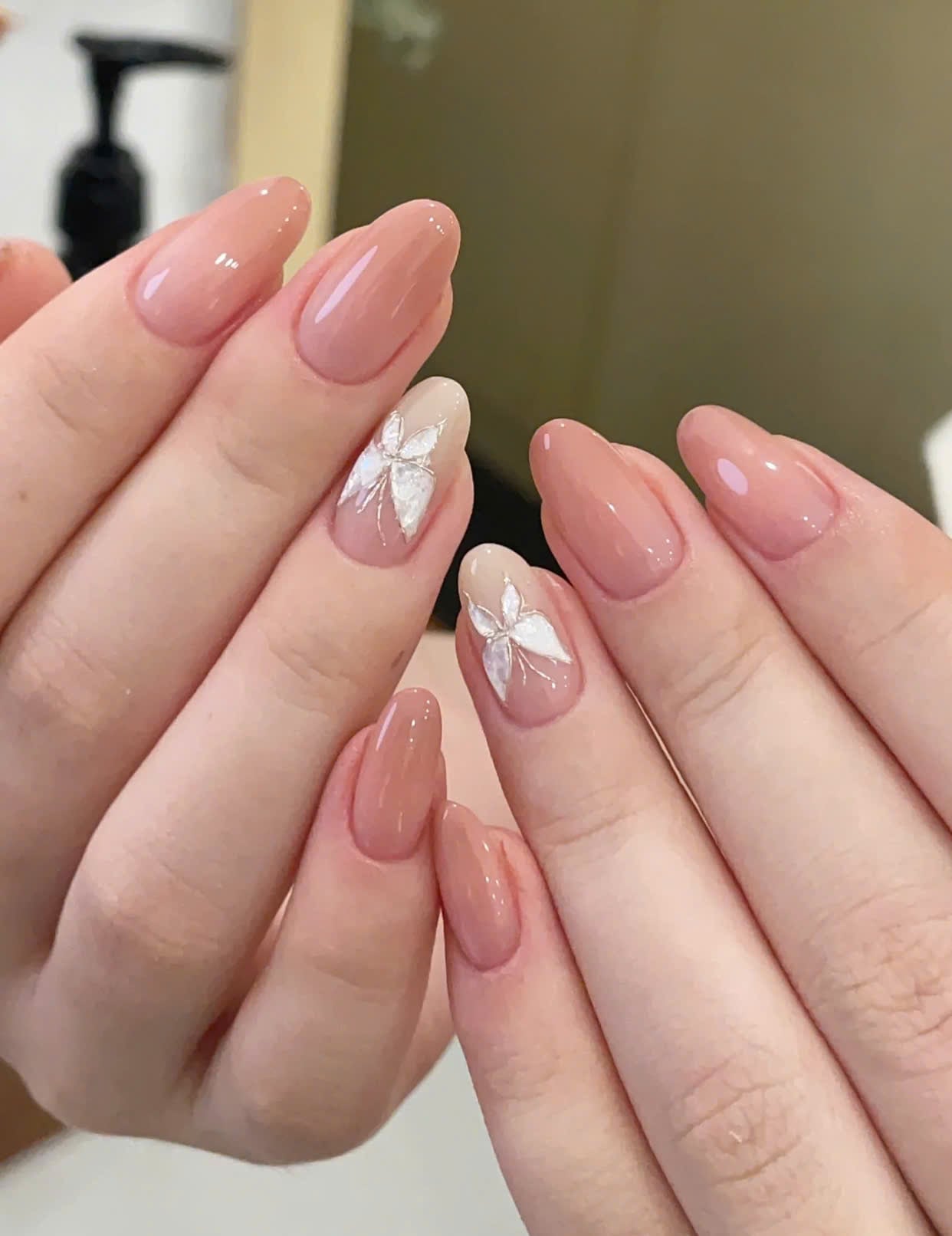 Nail màu nude công sở