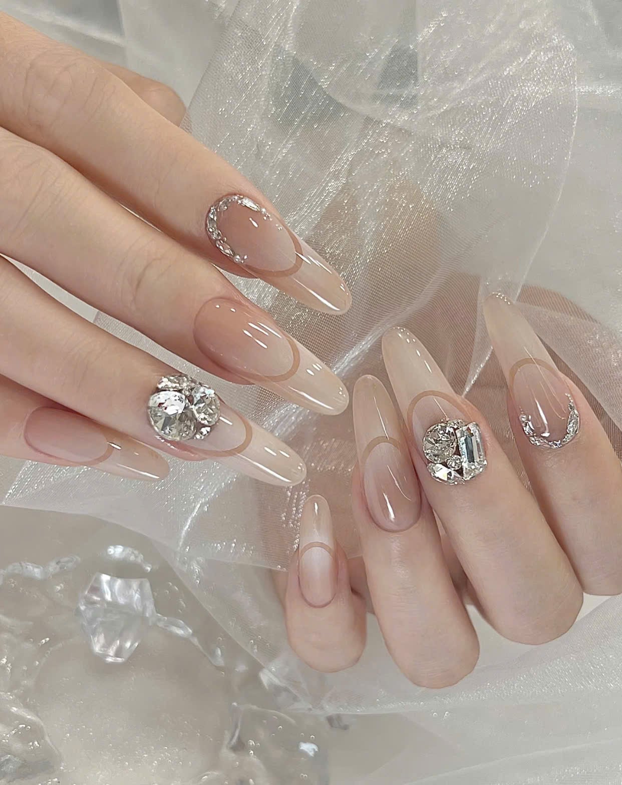 Nail màu nude đính đá