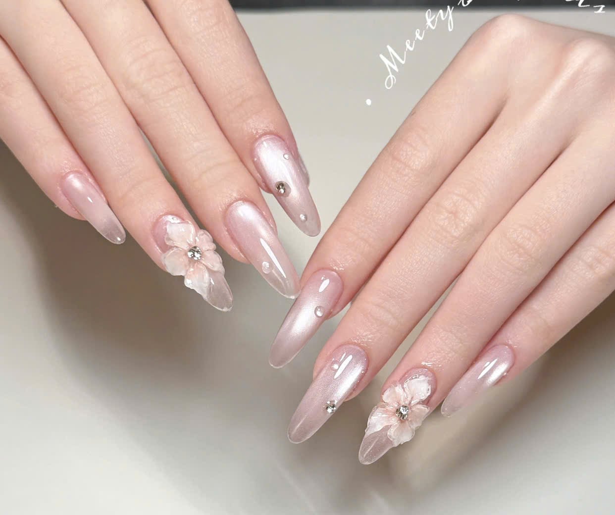 Nail màu nude mắt mèo