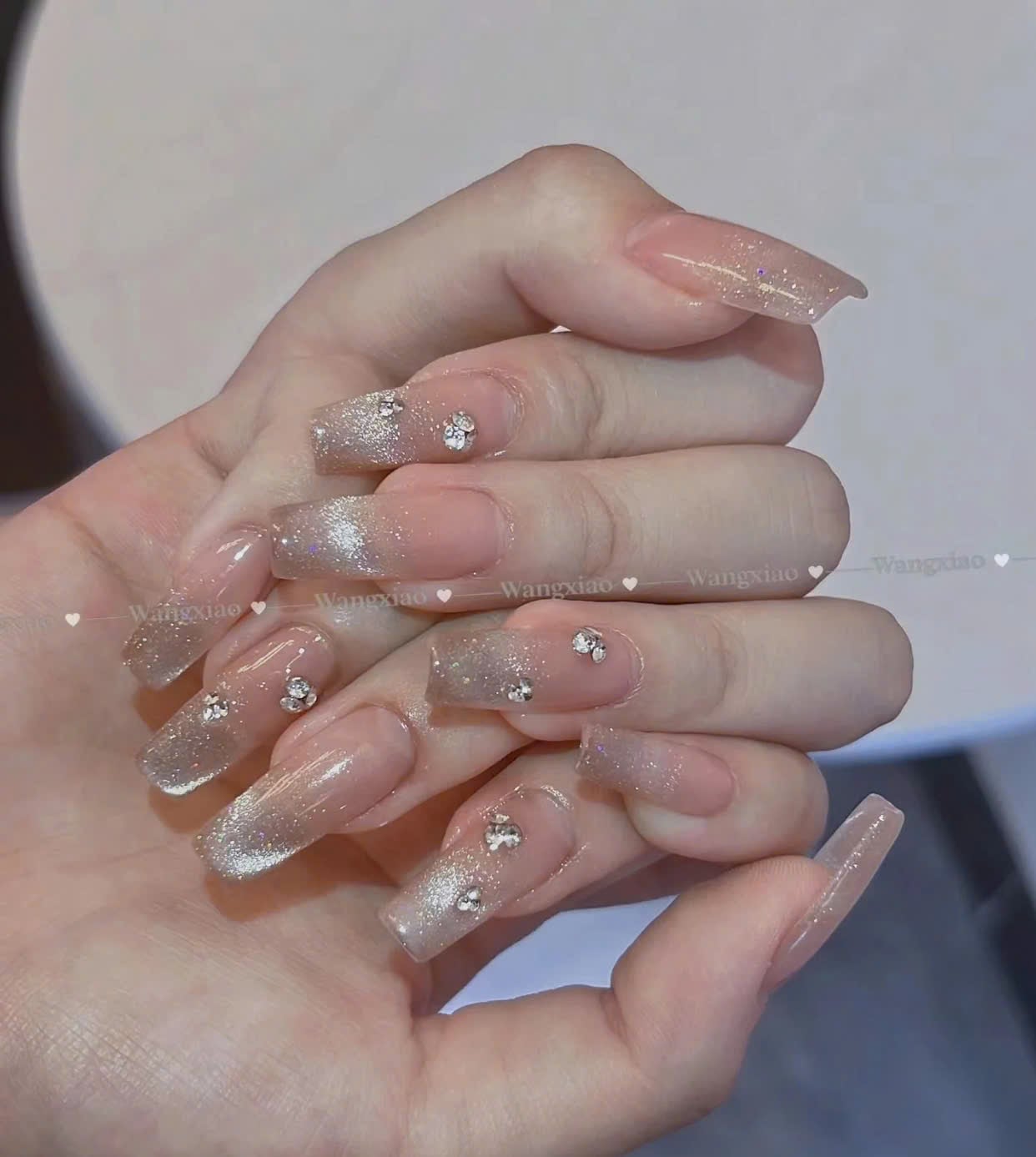 Nail màu nude mắt mèo
