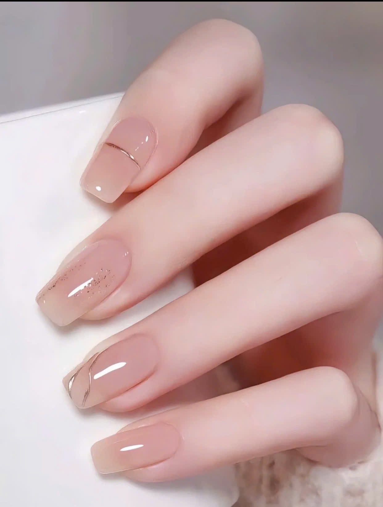 Nail màu nude móng ngắn