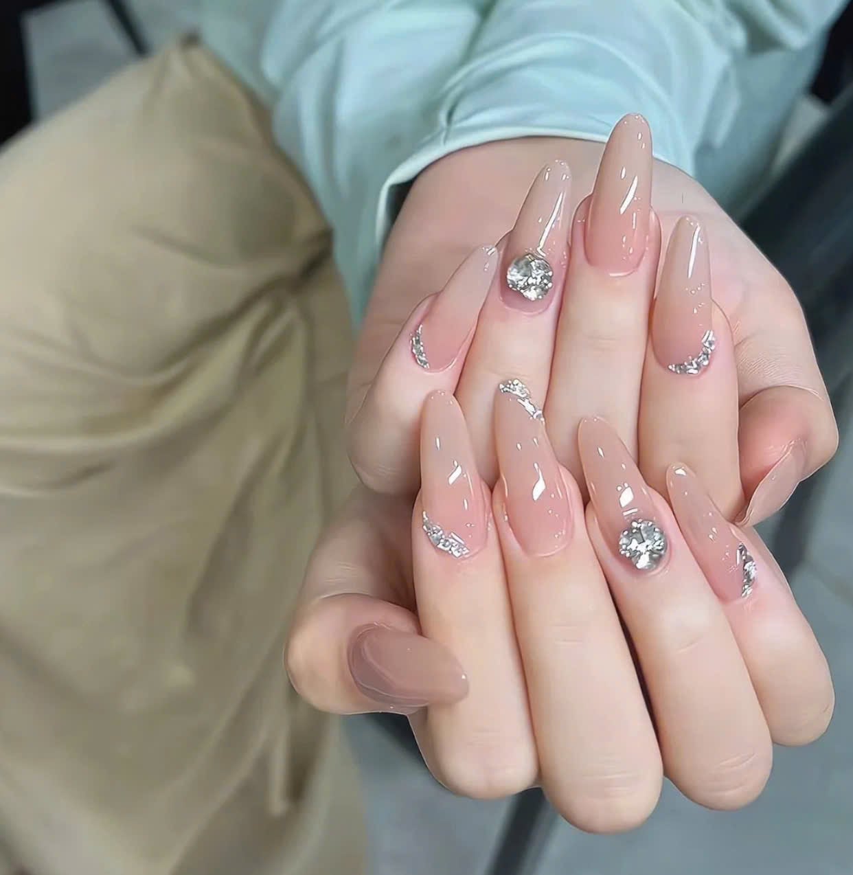 Nail màu nude đính đá