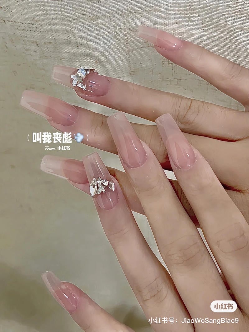 Mẫu nail nhẹ nhàng cho móng tay dài