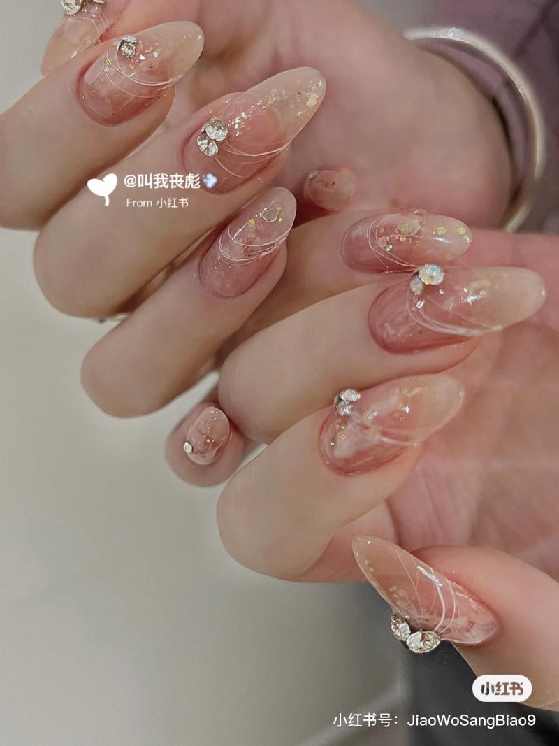 Mẫu nail nhẹ nhàng cho móng tay dài