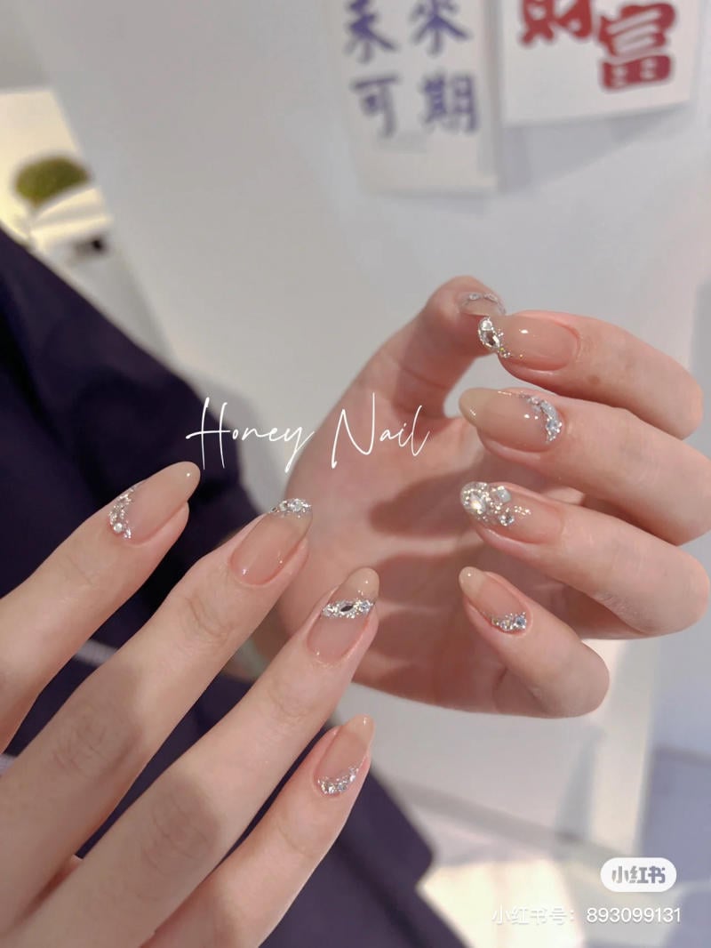 Mẫu nail đính đá nhẹ nhàng