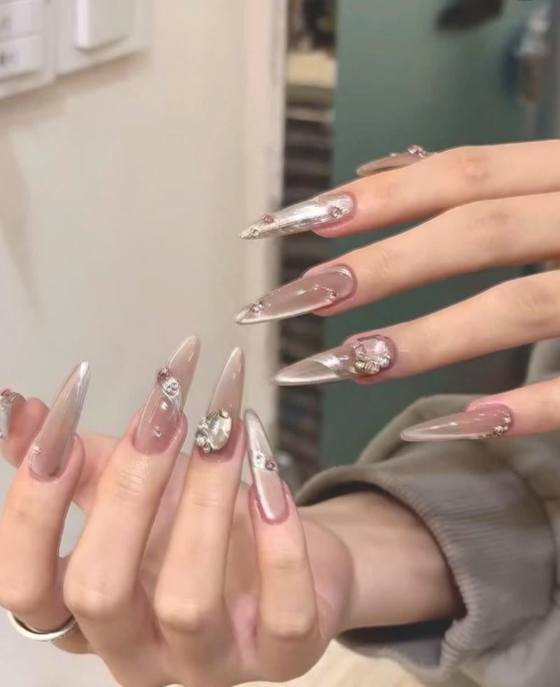 mẫu nail sang chảnh đính đá
