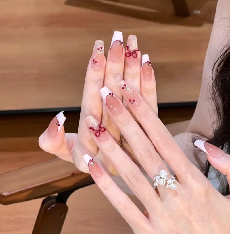 Nail French đầu móng cách điệu