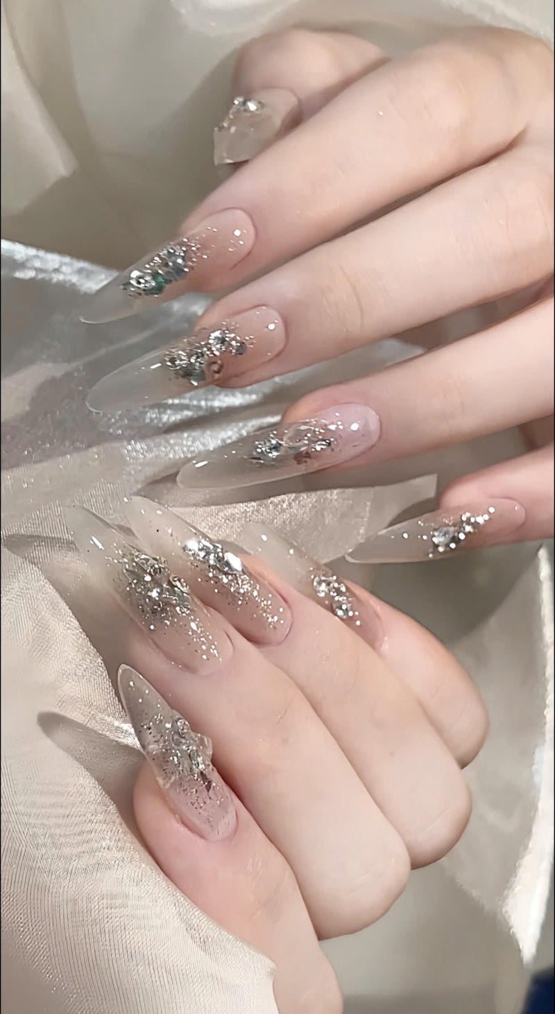 mẫu nail sang chảnh đính đá