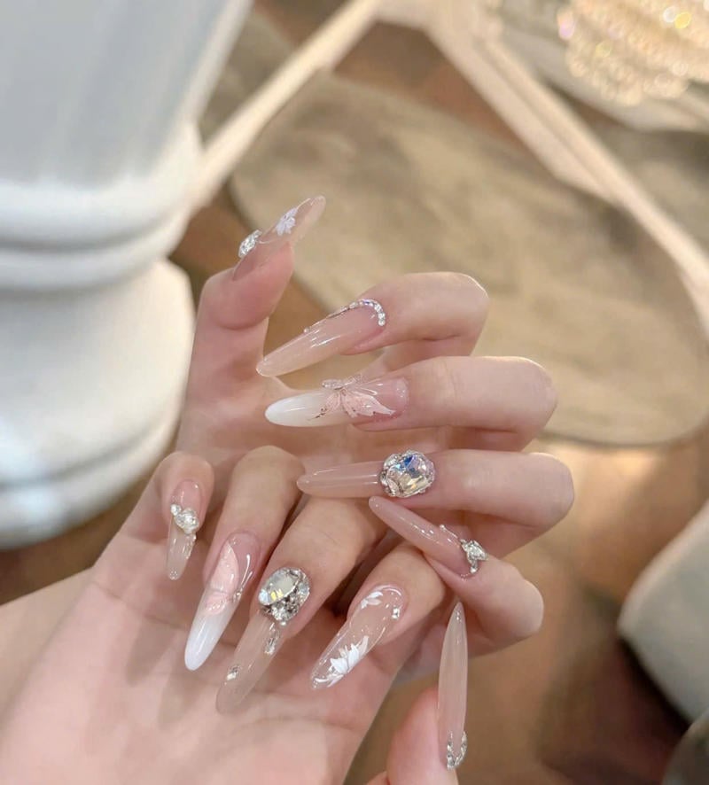 mẫu nail sang chảnh đính đá