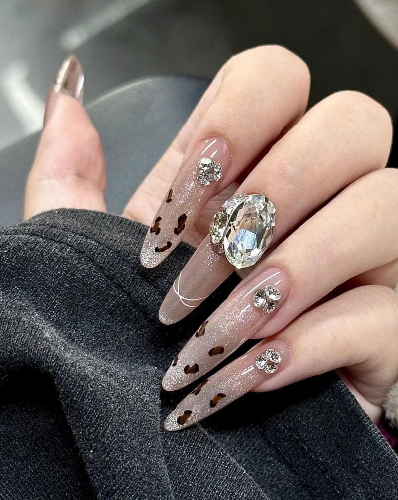 mẫu nail sang chảnh đính đá