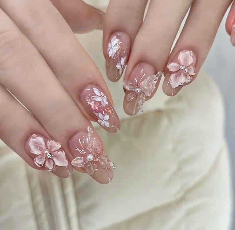 Nail French đầu móng cách điệu
