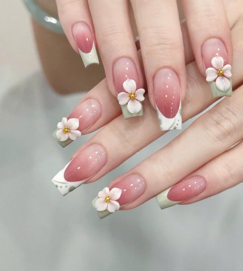 Nail French đầu móng cách điệu