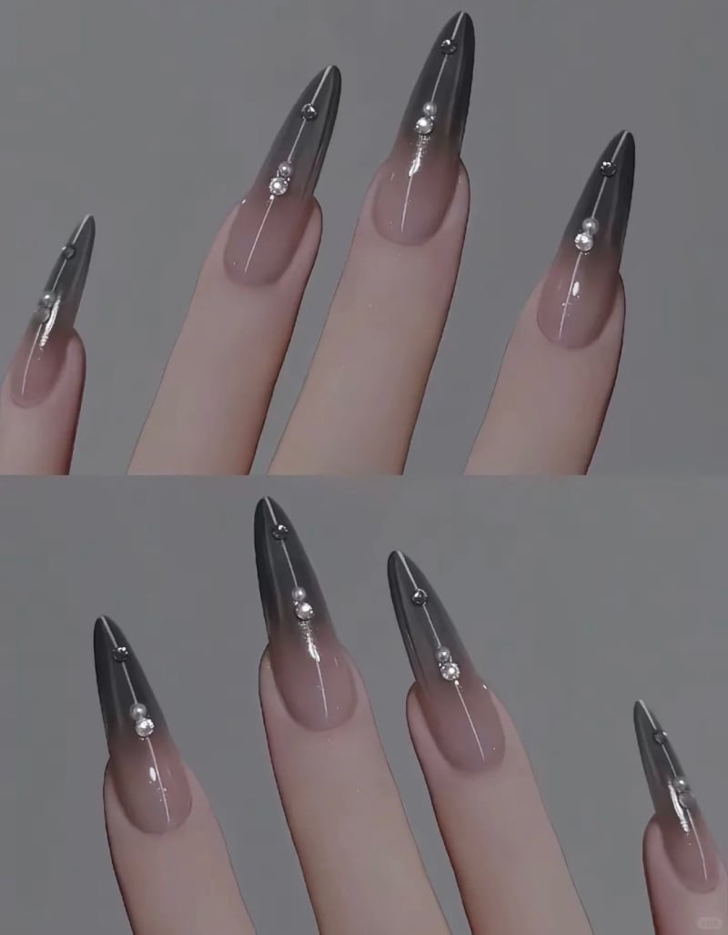 Bộ móng tay tráng gương đẹp màu đen huyền bí, phản chiếu ánh sáng tạo nên vẻ ngoài sang trọng và mạnh mẽ