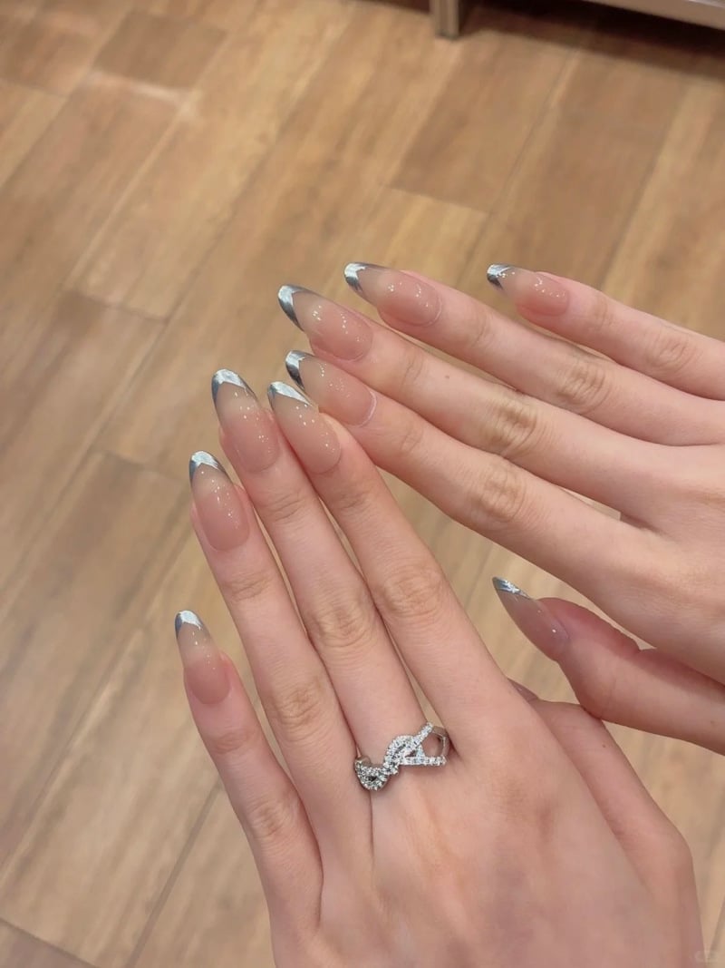 Kiểu móng tay tráng gương đẹp chỉ ở phần đầu móng, tạo nên sự thanh lịch và hiện đại giống như French manicure biến tấu