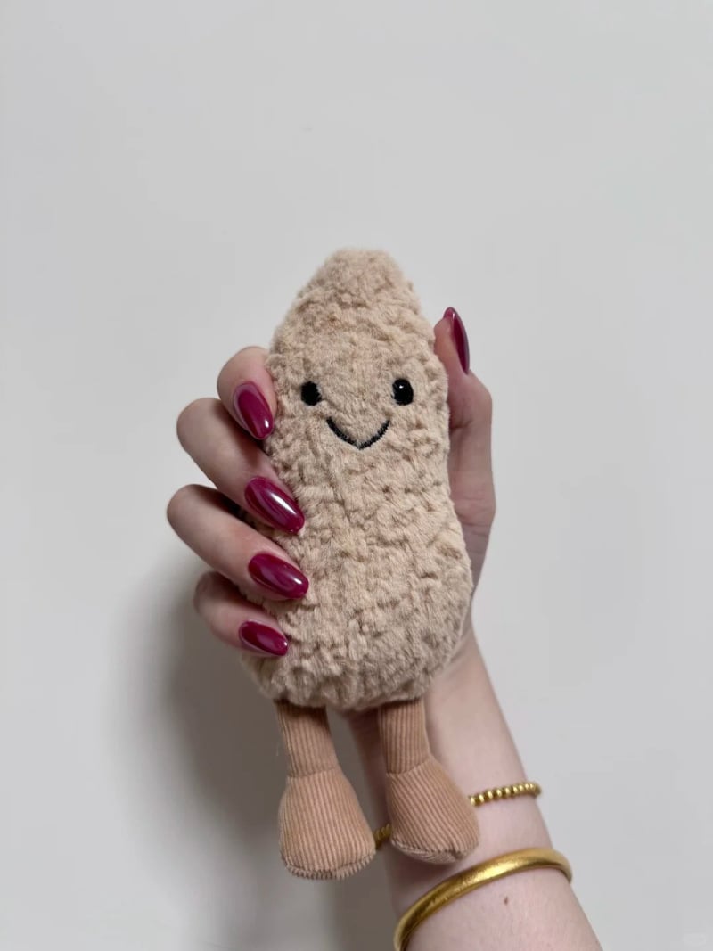 Móng tay tráng gương đẹp với màu đỏ rực rỡ, mang đến vẻ quyến rũ, mạnh mẽ và đầy tự tin cho người sở hữu