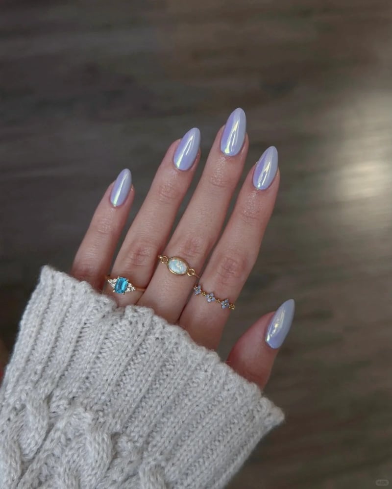 Móng tay tráng gương đẹp màu tím mộng mơ, kết hợp giữa sự lãng mạn và vẻ sang trọng, thu hút ánh nhìn