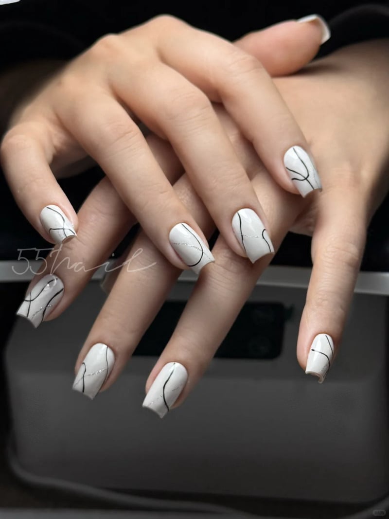 Sơn móng tay nghệ thuật đơn sắc đỏ rượu
