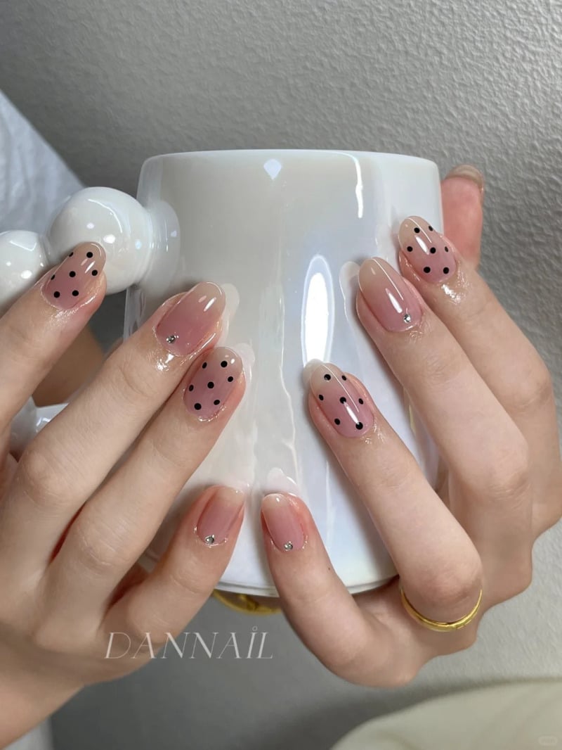 Móng tay đẹp vẽ chấm bi trắng trên nền đen
