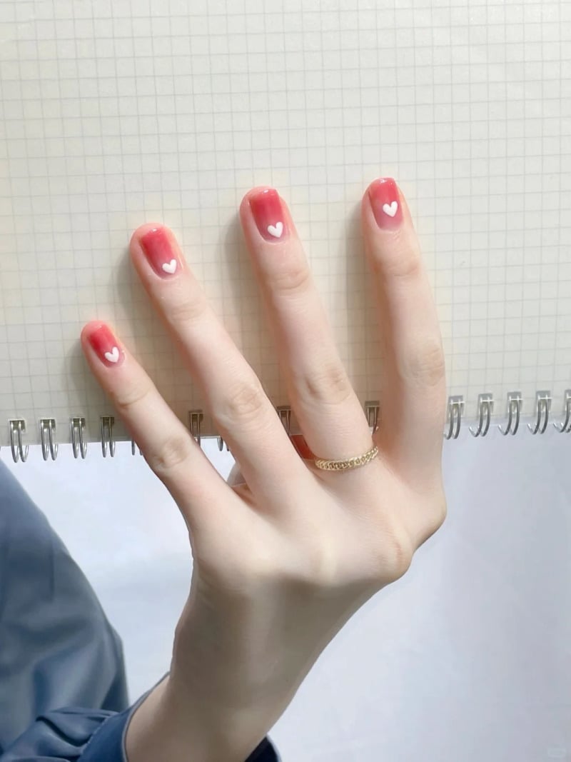 Kiểu móng tay đẹp vẽ trái tim nhỏ xinh