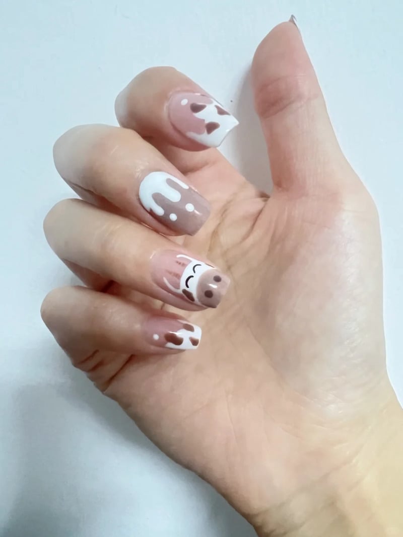 Kiểu móng tay đẹp vẽ bò sữa kết hợp màu sắc