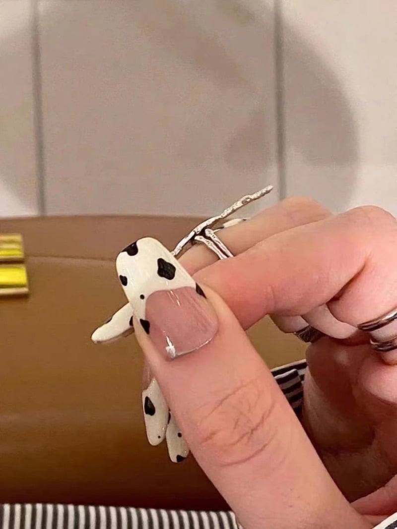 Móng tay đẹp vẽ họa tiết bò sữa độc đáo