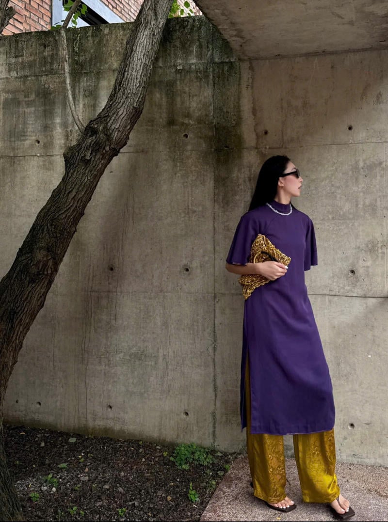 Màu tím mận và chất liệu ánh kim (vàng, bạc)