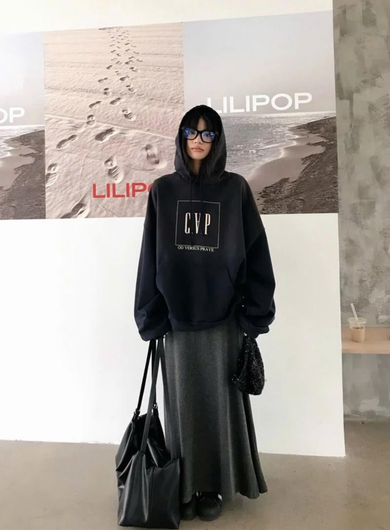 mix áo hoodie với chân váy dài