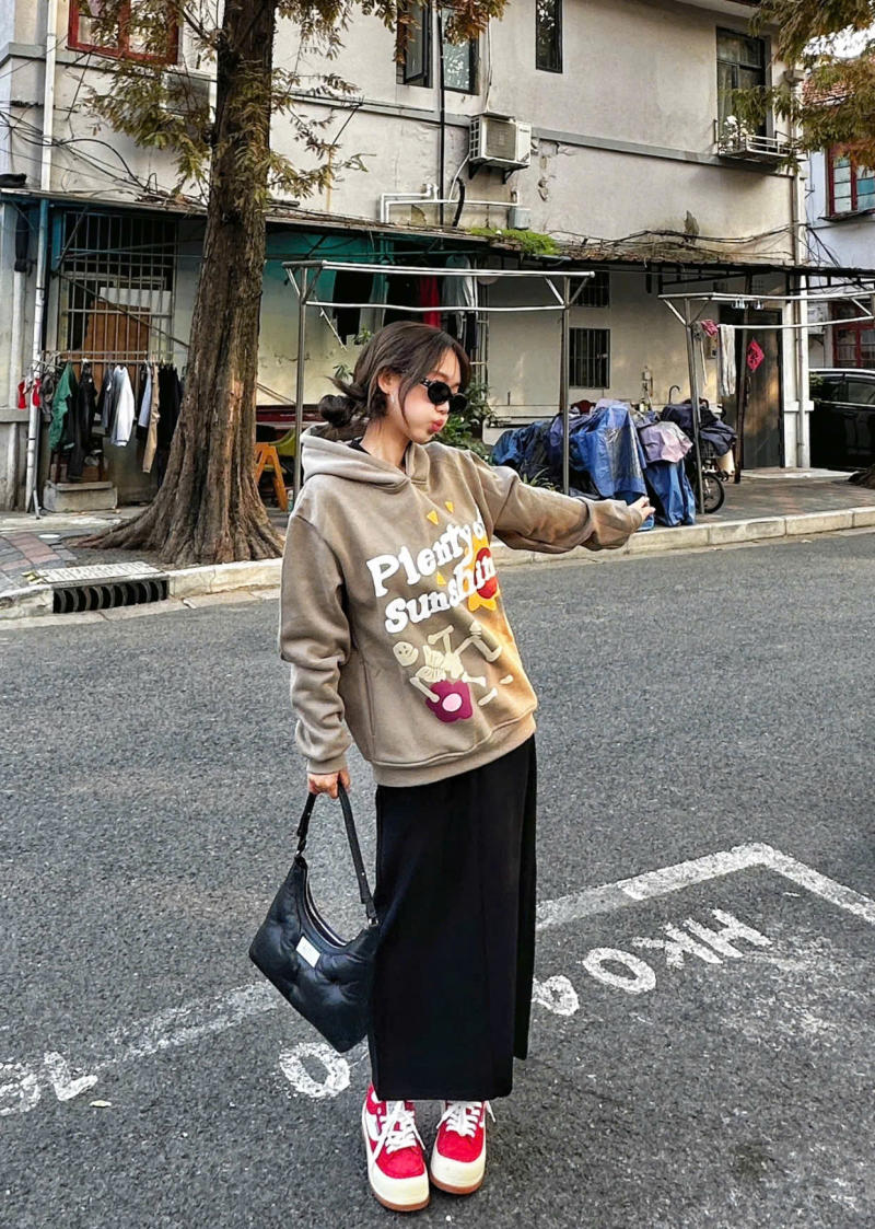 mix áo hoodie với chân váy dài