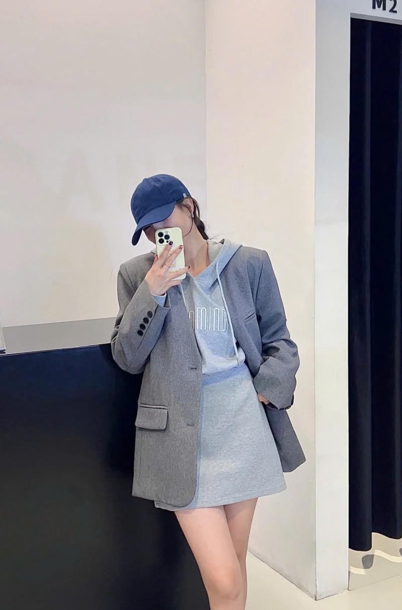 mix áo hoodie với chân váy dài