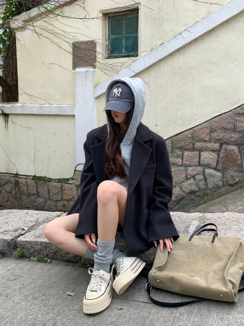 mix áo hoodie với chân váy dài