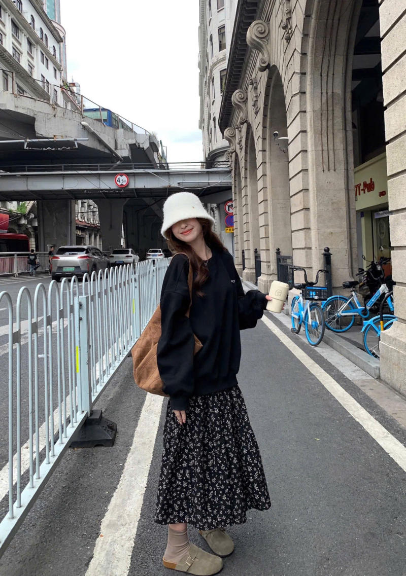 mix áo hoodie với chân váy dài