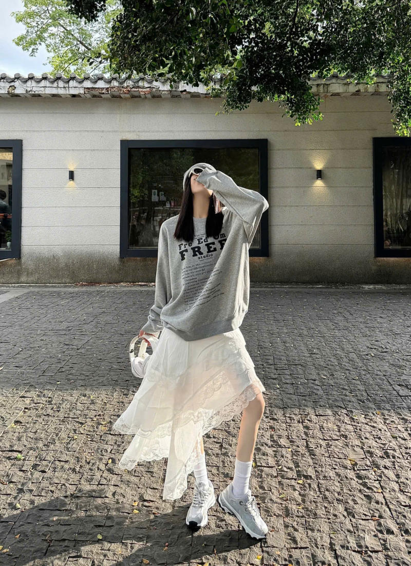 mix áo hoodie với chân váy dài
