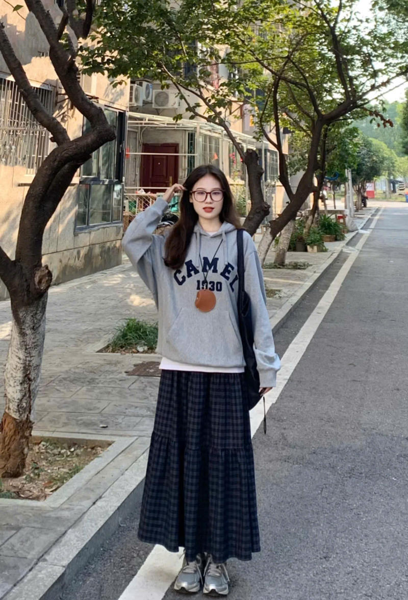 mix áo hoodie với chân váy dài