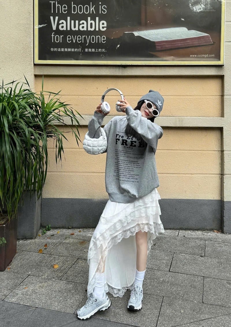 mix áo hoodie với chân váy dài