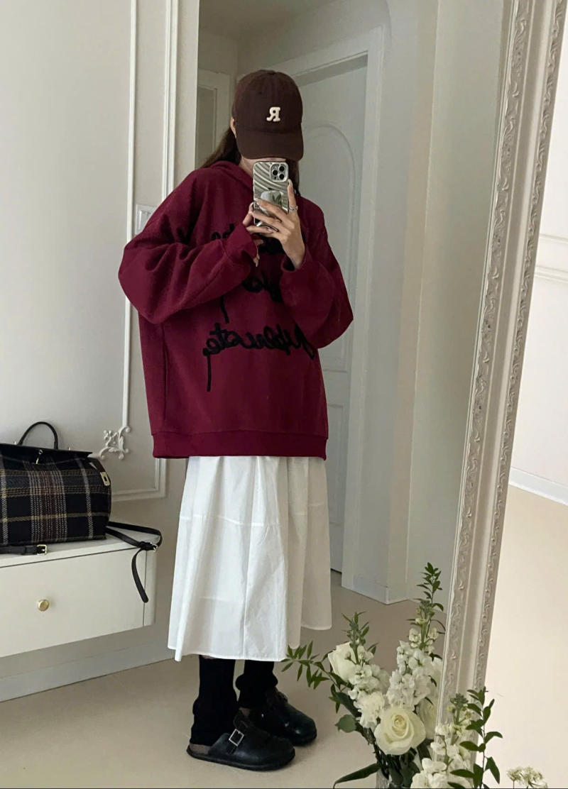 mix áo hoodie với chân váy dài