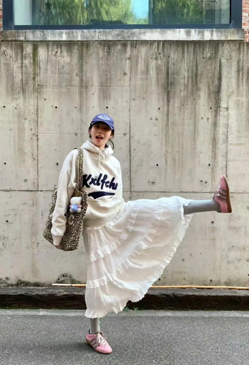 mix áo hoodie với chân váy dài