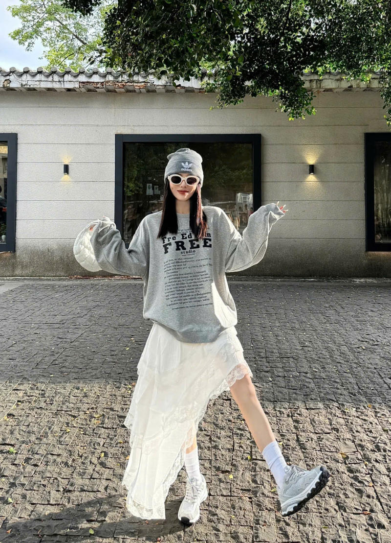mix áo hoodie với chân váy dài