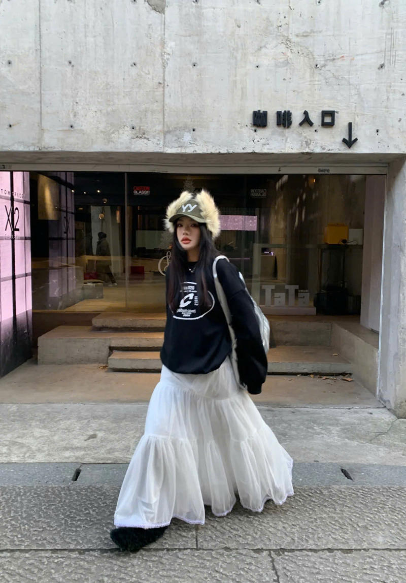 mix áo hoodie với chân váy dài