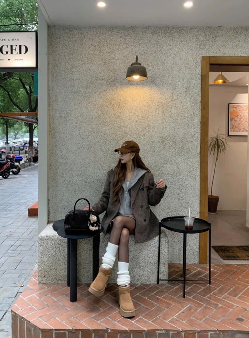 mix áo hoodie với chân váy dài