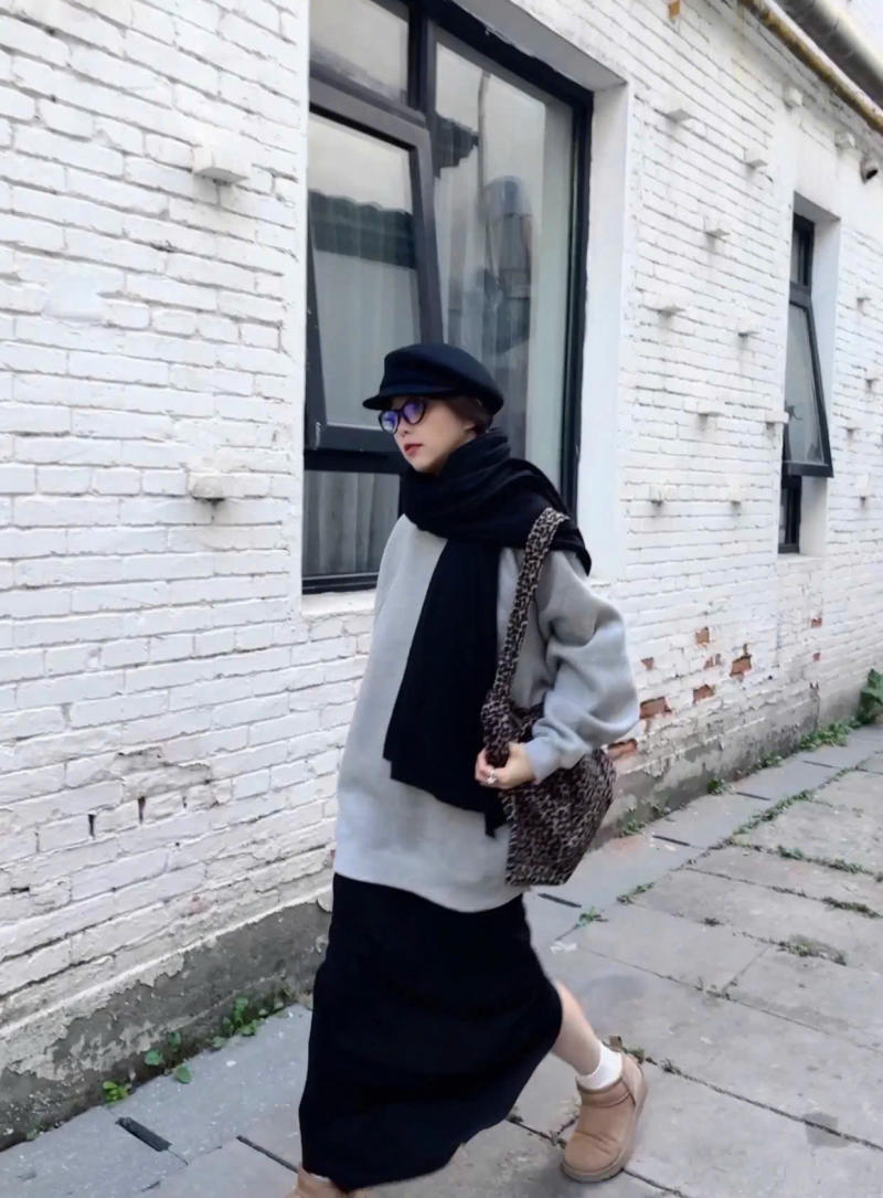 mix áo hoodie với chân váy dài