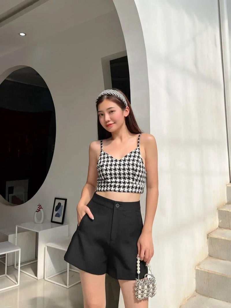 Áo 2 dây + Quần short + Dép lê