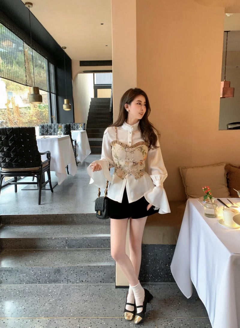Áo 2 dây + Áo corset + Chân váy ngắn + Boots cao cổ
