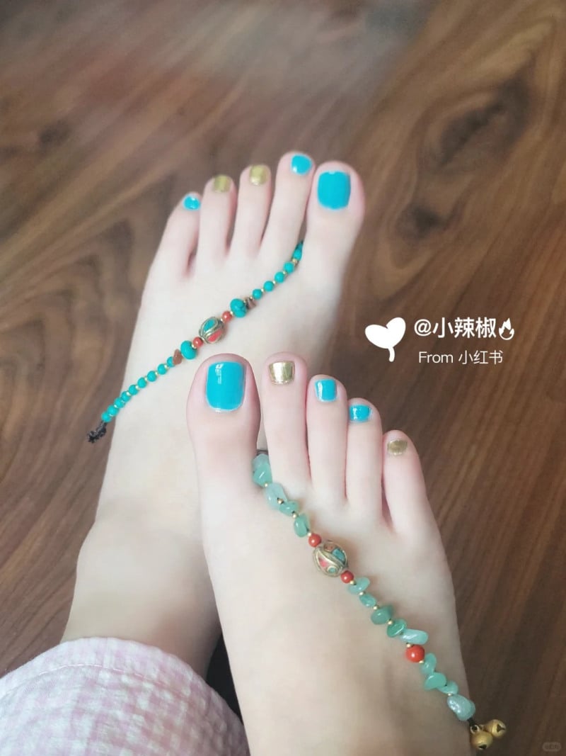sơn móng chân màu xanh ngọc