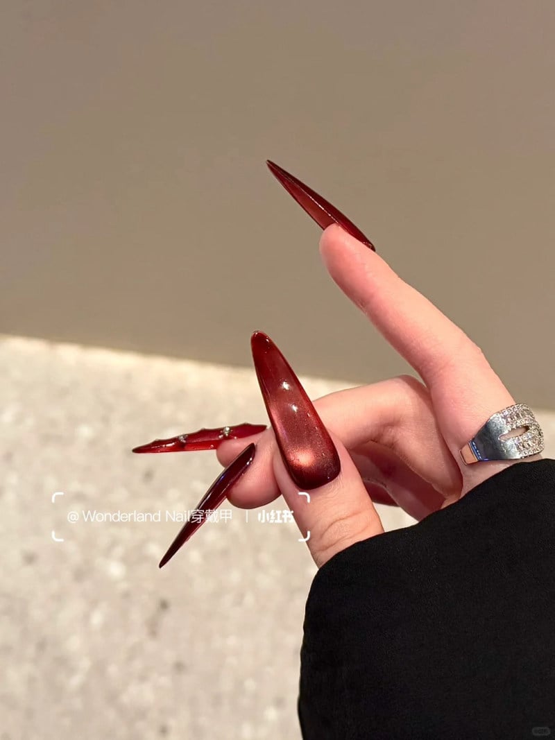 sơn móng tay màu đỏ cherry