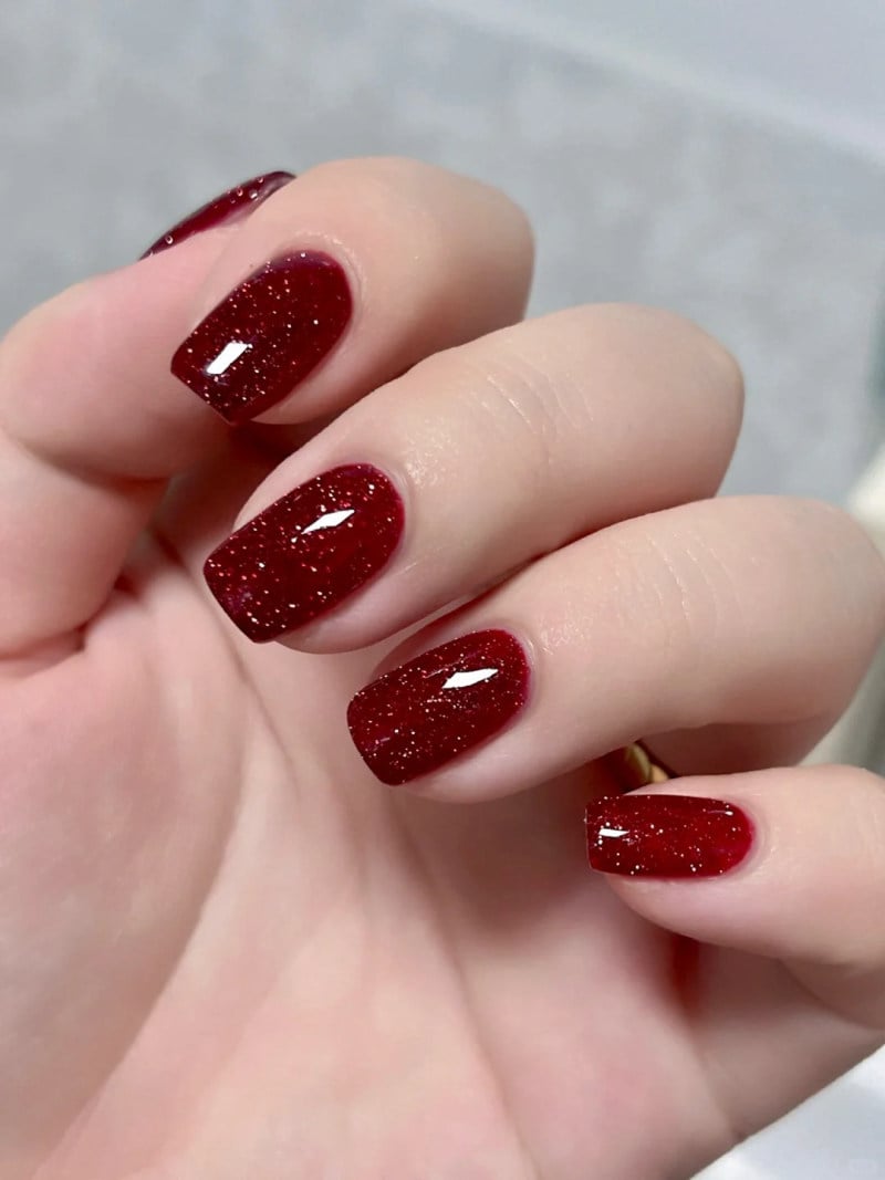 sơn móng tay màu đỏ cherry