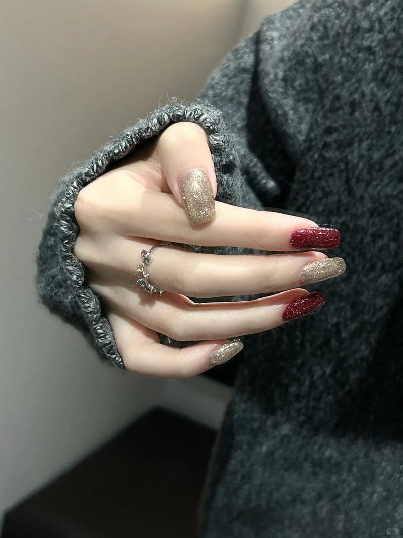 sơn móng tay màu đỏ cherry