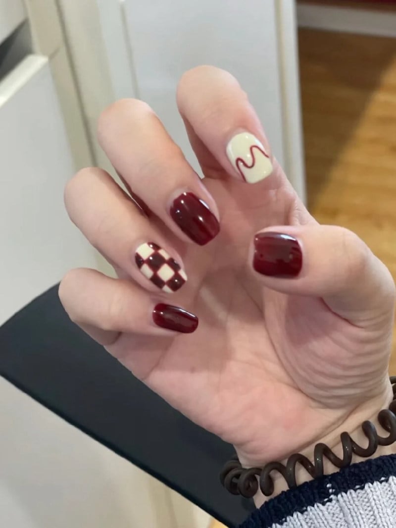 sơn móng tay màu đỏ cherry