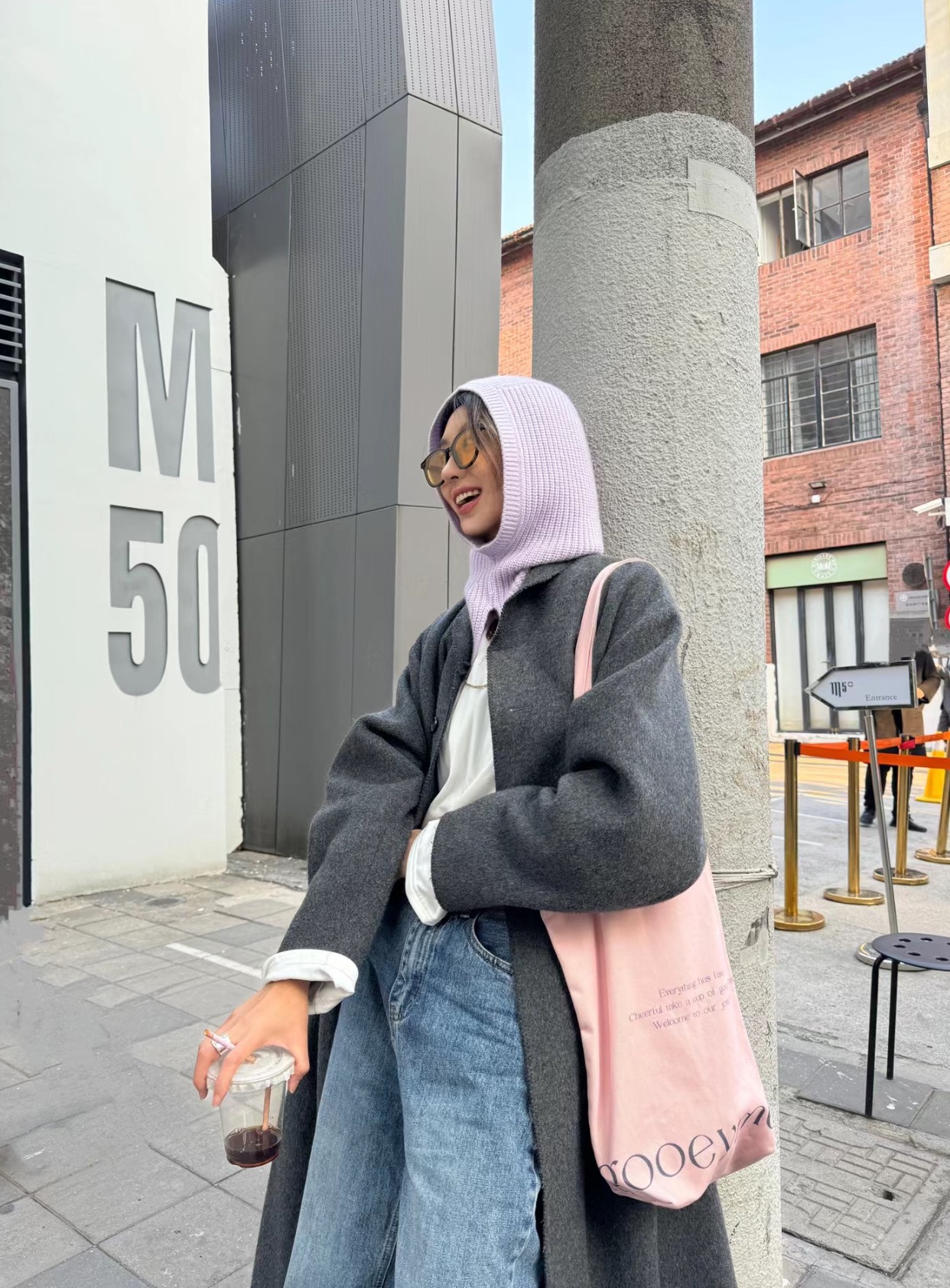 Balaclava + Trench Coat Kinh Điển + Quần Jeans Ống Đứng