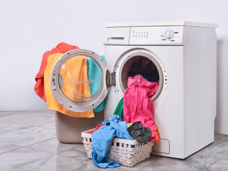 cách giặt quần áo thơm lâu bằng máy giặt