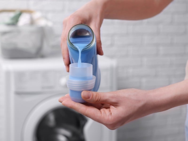 cách giặt quần áo thơm lâu bằng máy giặt
